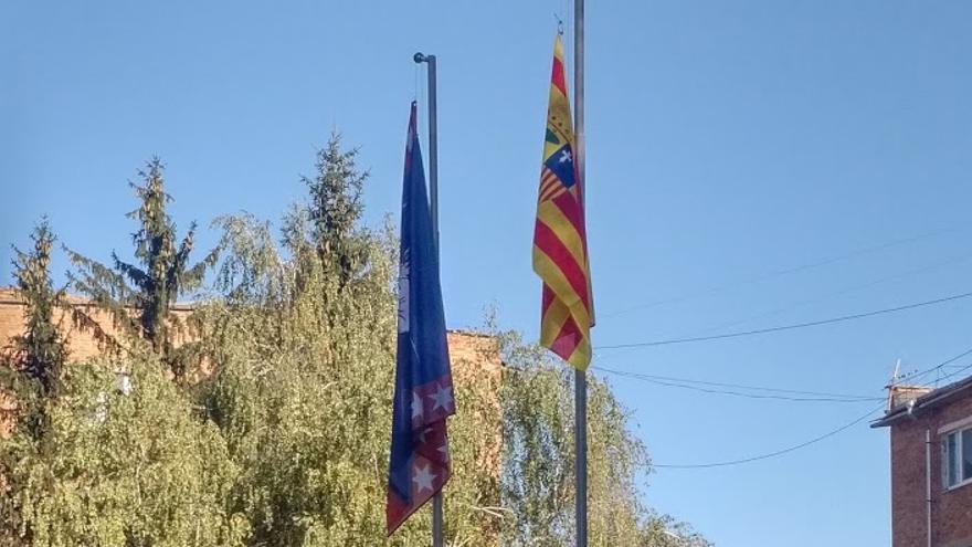 Bandera de Aragón junto a la de Uman, en el parque de la localidad ucraniana.