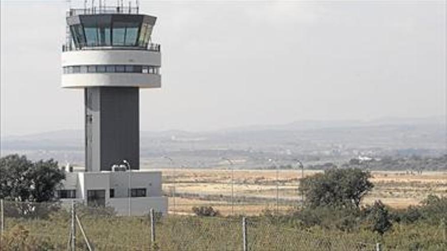 Císcar admite dificultades para vender el aeropuerto y da prioridad a grupos locales