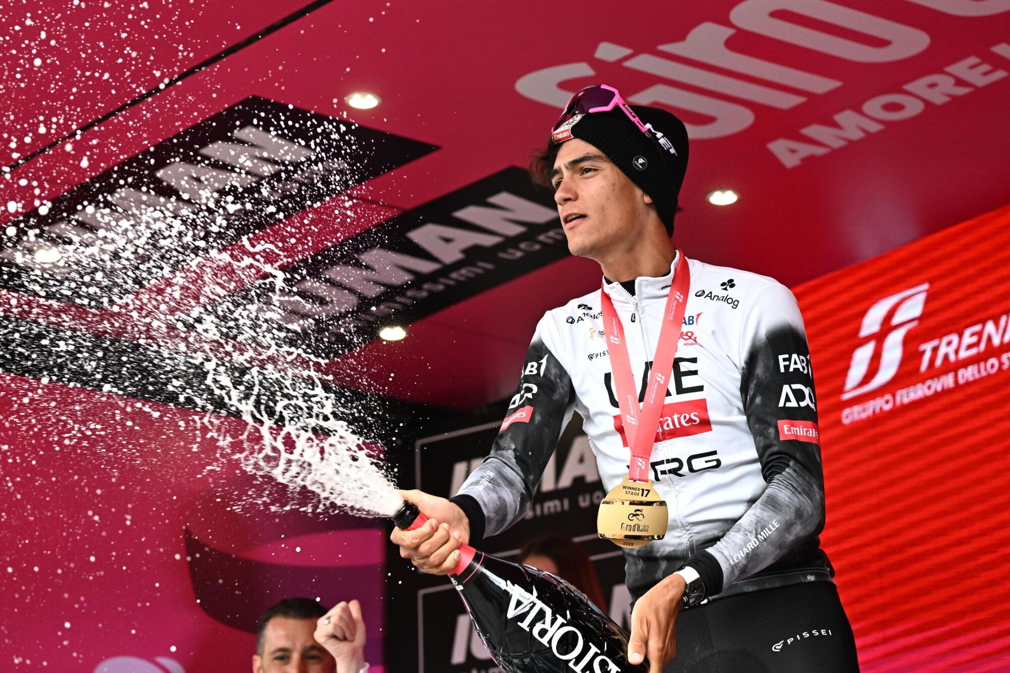 BORMIO (Italy), 28/05/2025.- Mexican rider Isaac Del Toro Romero of UAE Team Emirates XRG celebrates on the podium after winning the 17th stage of the 108 Giro d'Italia 2025, cycling race over 155 km from San Michele all'Adige to Bormio, 28 May 2025. (Ciclismo, Italia) EFE/EPA/LUCA ZENNARO