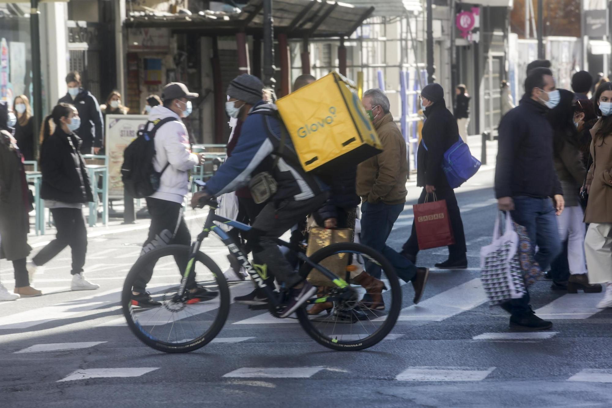 Aglomeraciones en las tiendas del centro de València por las compras de Navidad