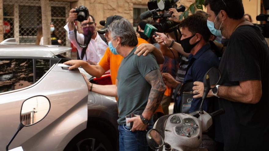 Jorge Messi envoltat de periodistes quan volia pujar a un cotxe a la sortida d&#039;un restaurant