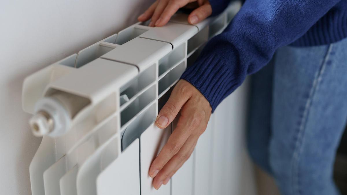 Los expertos en ahorro energético alertan sobre lo que está pasando con la calefacción: facturas de más de 1.000 euros si no haces esto en tu radiador