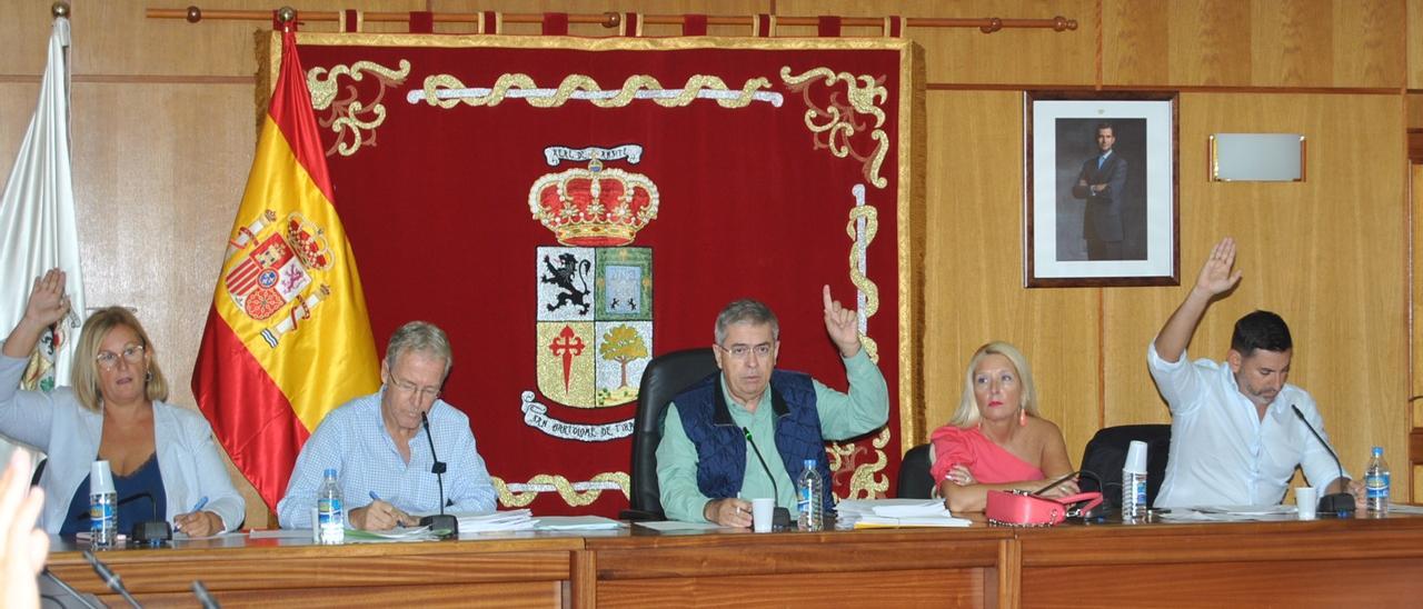 El alcalde de San Bartolomé de Tirajana, Marco Aurelio Pérez, preside la sesión plenaria celebrada este jueves en Tunte.