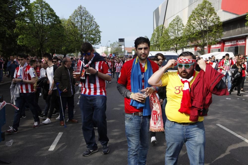 Ambientazo rojiblanco en los aledaños de El Molinón antes del partido