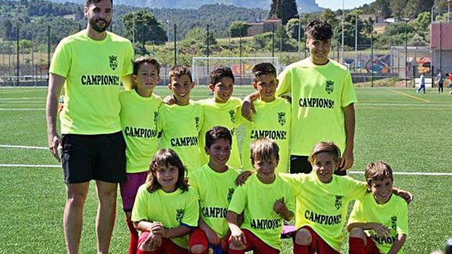 Jugadors i entrenadors amb la samarreta de campions després de guanyar el Súria B en el darrer duel