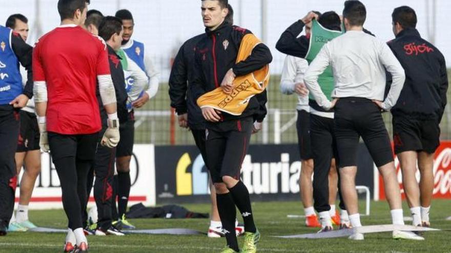 Sergio se enfunda uno de los petos usados durante el partido disputado ayer entre la primera plantilla en Mareo.