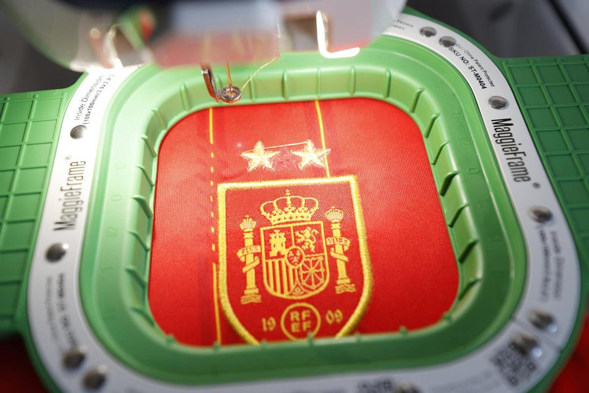 El proceso de bordar la elástica de la selección española.