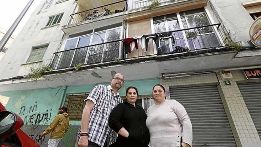 Juanjo de la Paz, Lola Ortigosa y Angustias Cortés posan ante el edificio en el que viven en Son Gotleu.