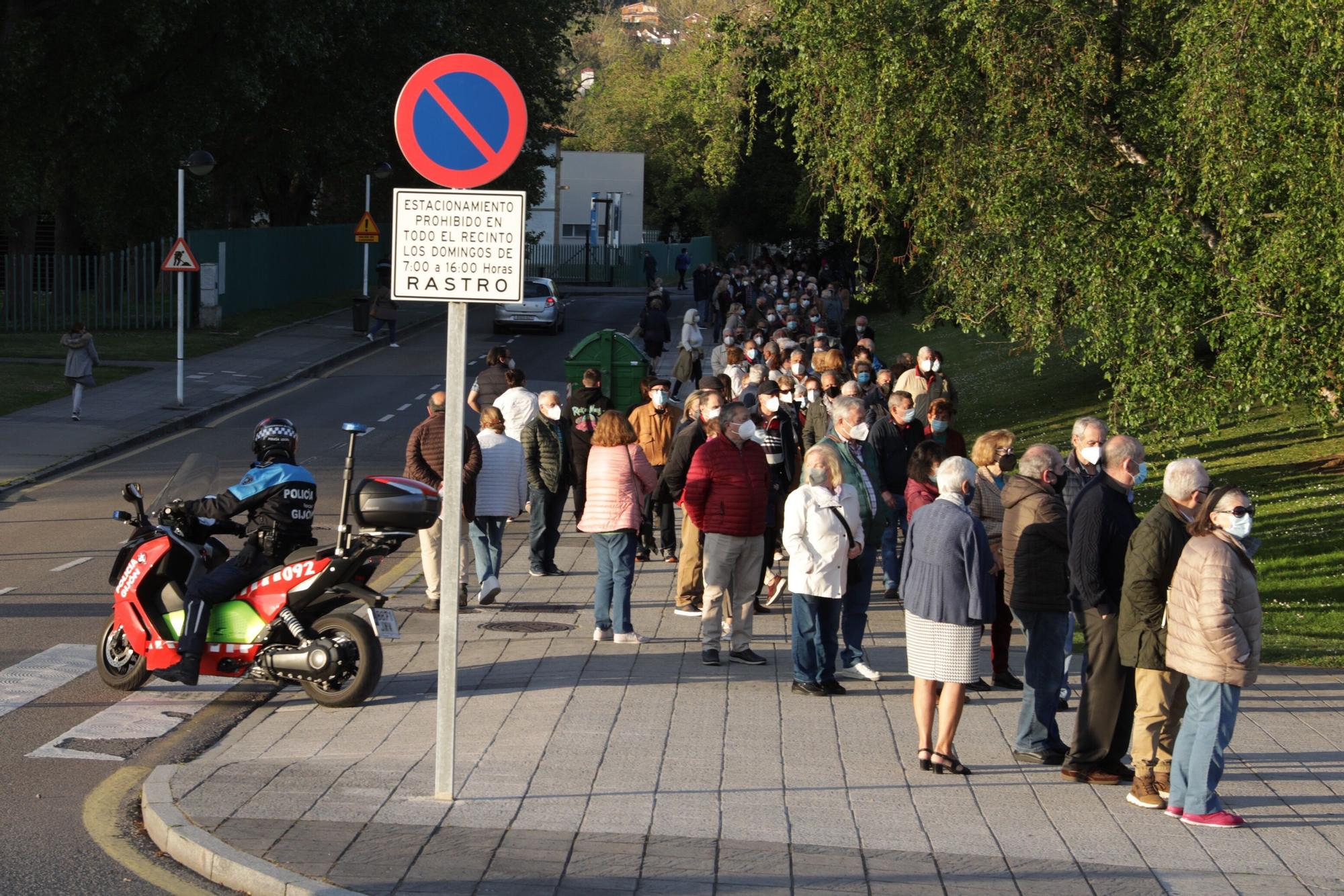 Colas para la vacunación en Gijón