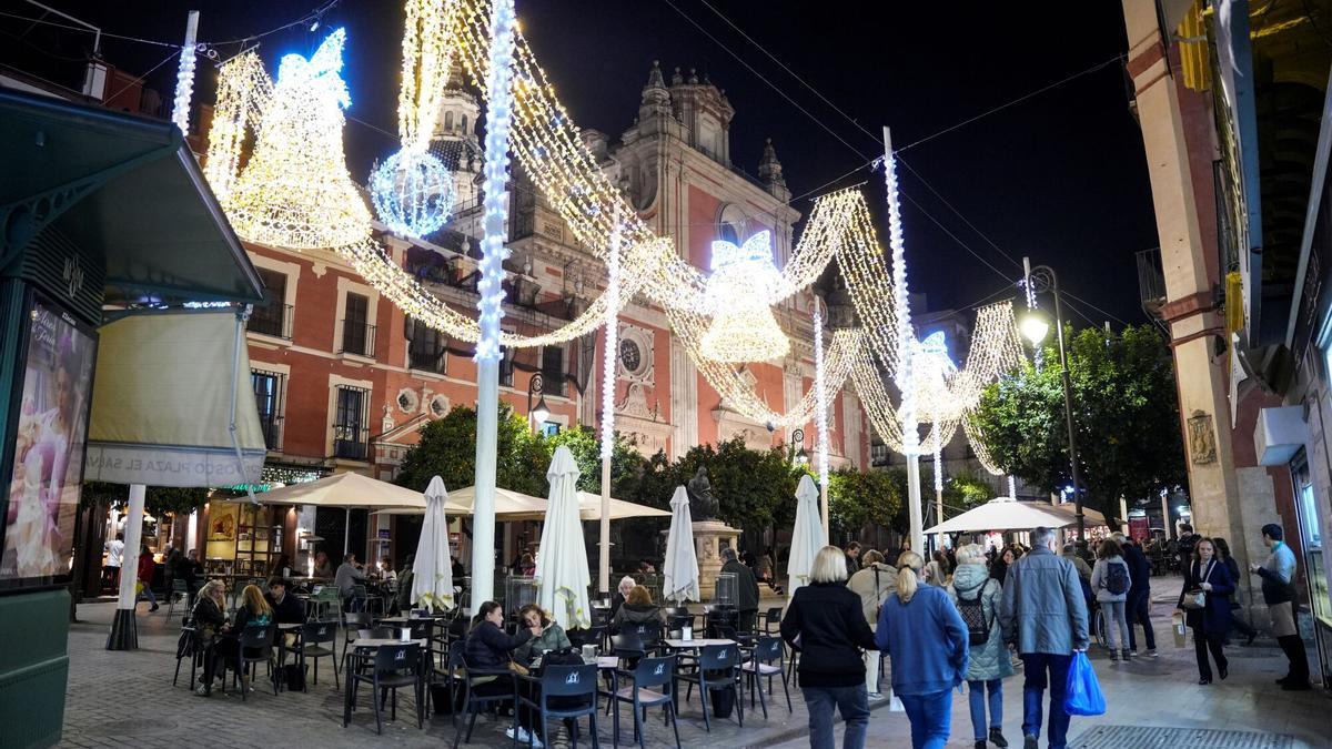 Iluminación de Navidad en la Plaza del Salvador, con mesas de veladores