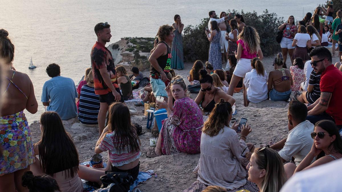 La puesta de sol en Ibiza, un botellón con vistas