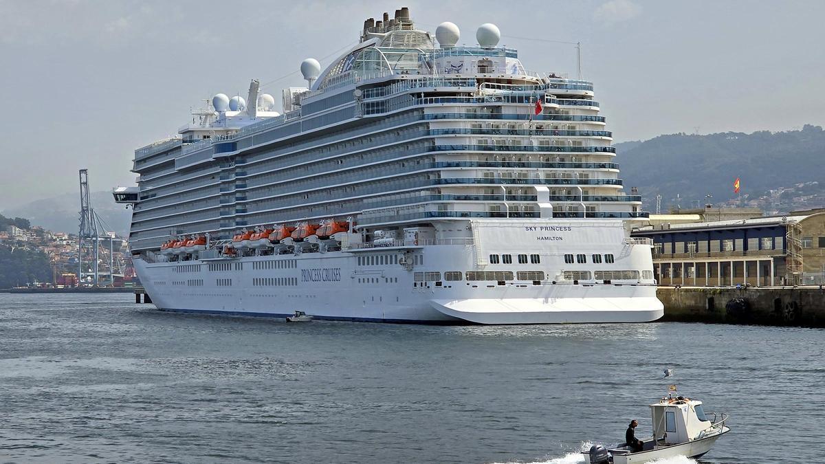 El crucero «Sky Princess», atracado en Vigo