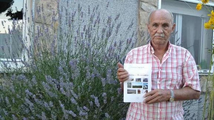 Celestino Vega posa con su libro.