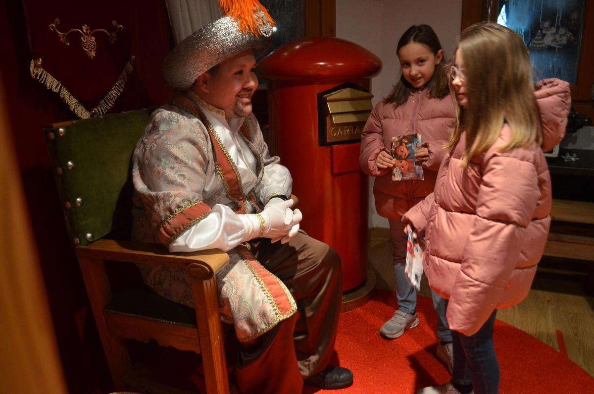 El paje real con dos hermanas.
