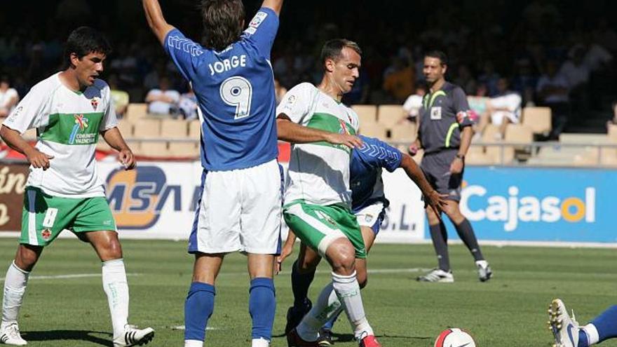 Iván Amaya se lleva el balón ante la presencia del jugador de Xerez Jorge durante el partido de ayer celebrado en Chapín