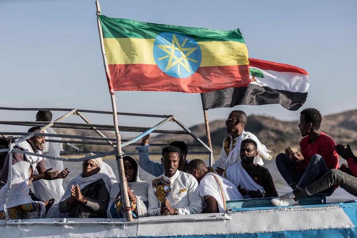 Los devotos ortodoxos etíopes asisten a una oración durante la celebración de la Epifanía de Etiopía en la orilla del lago Batu, Etiopía