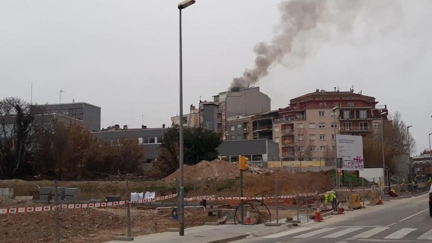 Un incendi afecta un bloc de pisos a la carretera del Pont de Vilomara