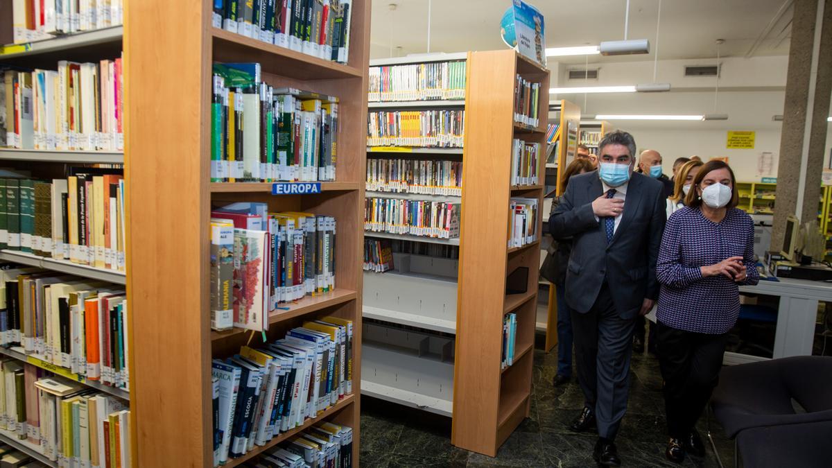Un momento de la visita del entonces ministro de Cultura a la biblioteca Azorín.