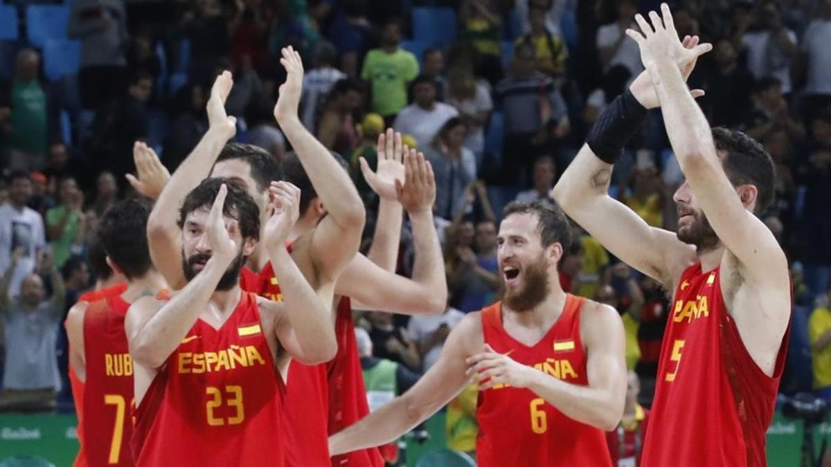 La selección española de básquet celebra la victoria frente a Australia, que le dio el bronce en los JJOO de Río