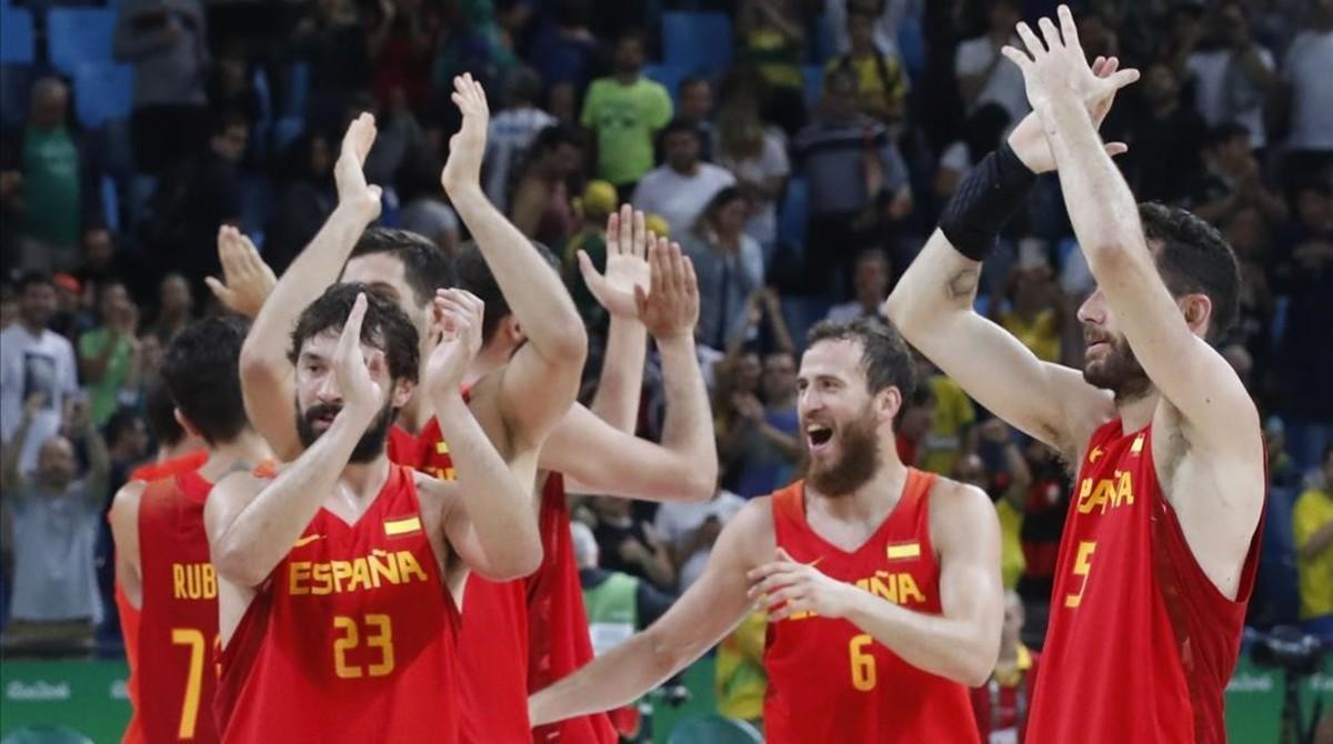 La selección española de básquet celebra la victoria frente a Australia, que le dio el bronce en los JJOO de Río. 