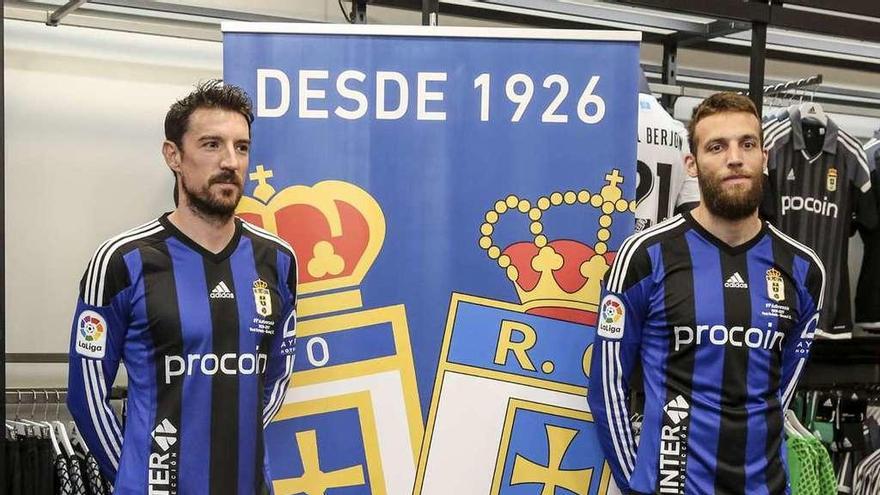 Michu y Toché posan con la equipación especial, ayer en la tienda oficial del club.