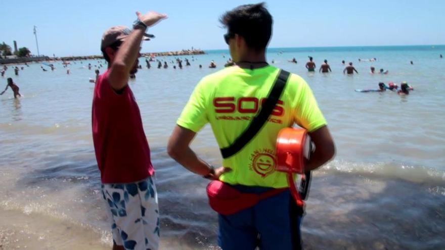 Torrevieja abre las playas pero no frena una protesta de bañistas