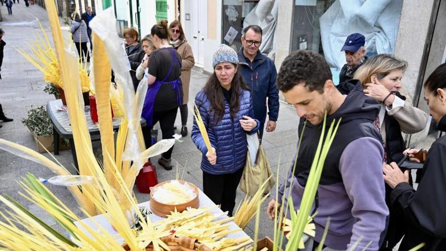 Un momento de la procesión de la de la Virgen de los Dolores, celebrada ayer.  | // G. SANTOS