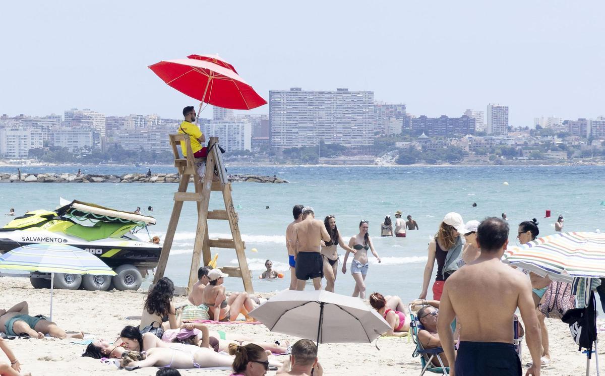 Un socorrista en la playa del Postiguet de Alicante