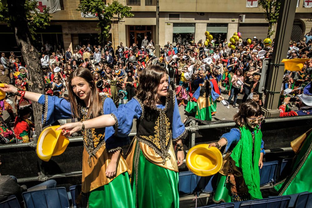 La procesión de la reliquia es uno de los actos que más agradan a los alcoyanos en el día dedicado al patrón San Jorge.