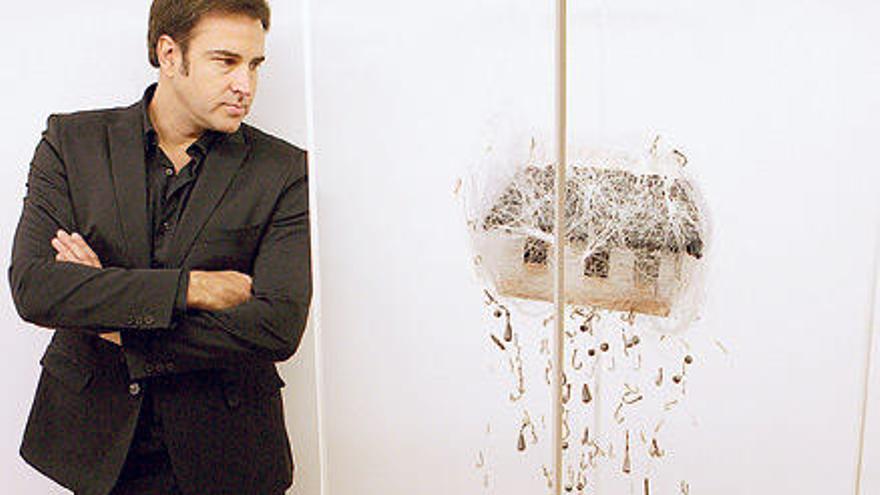 Joan Antoni Horrach junto a la obra de Jorge Mayet ´Lecho de mis raíces´ (2009). F