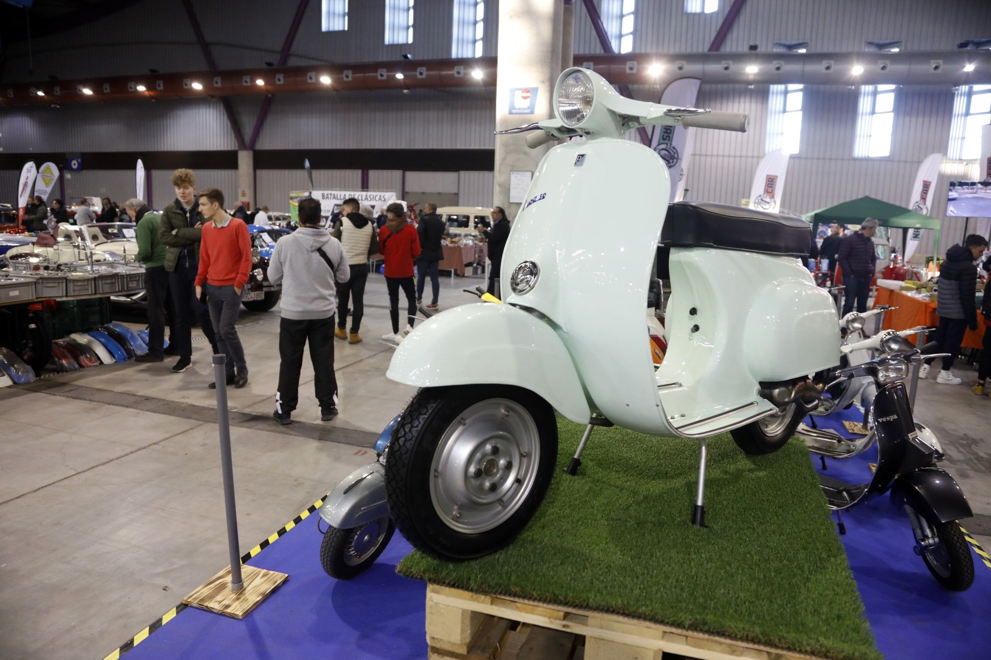 Retro Málaga abre sus puertas con sus vehículos clásicos en el Palacio de Ferias