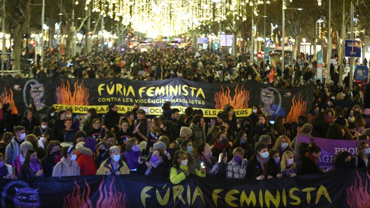 Mujeres manifestandose en el Paseo de Gracia de Barcelona contra la violencia de género