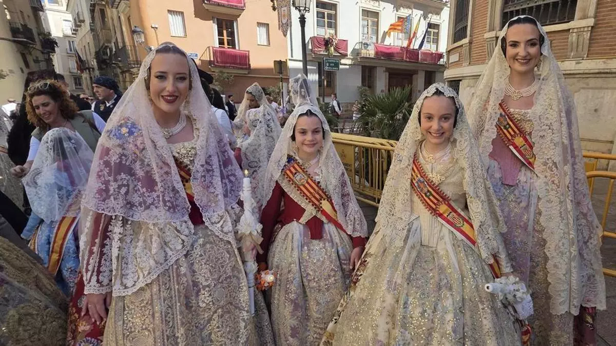 El gran desfile de comisiones de falla en la Procesión de la Virgen