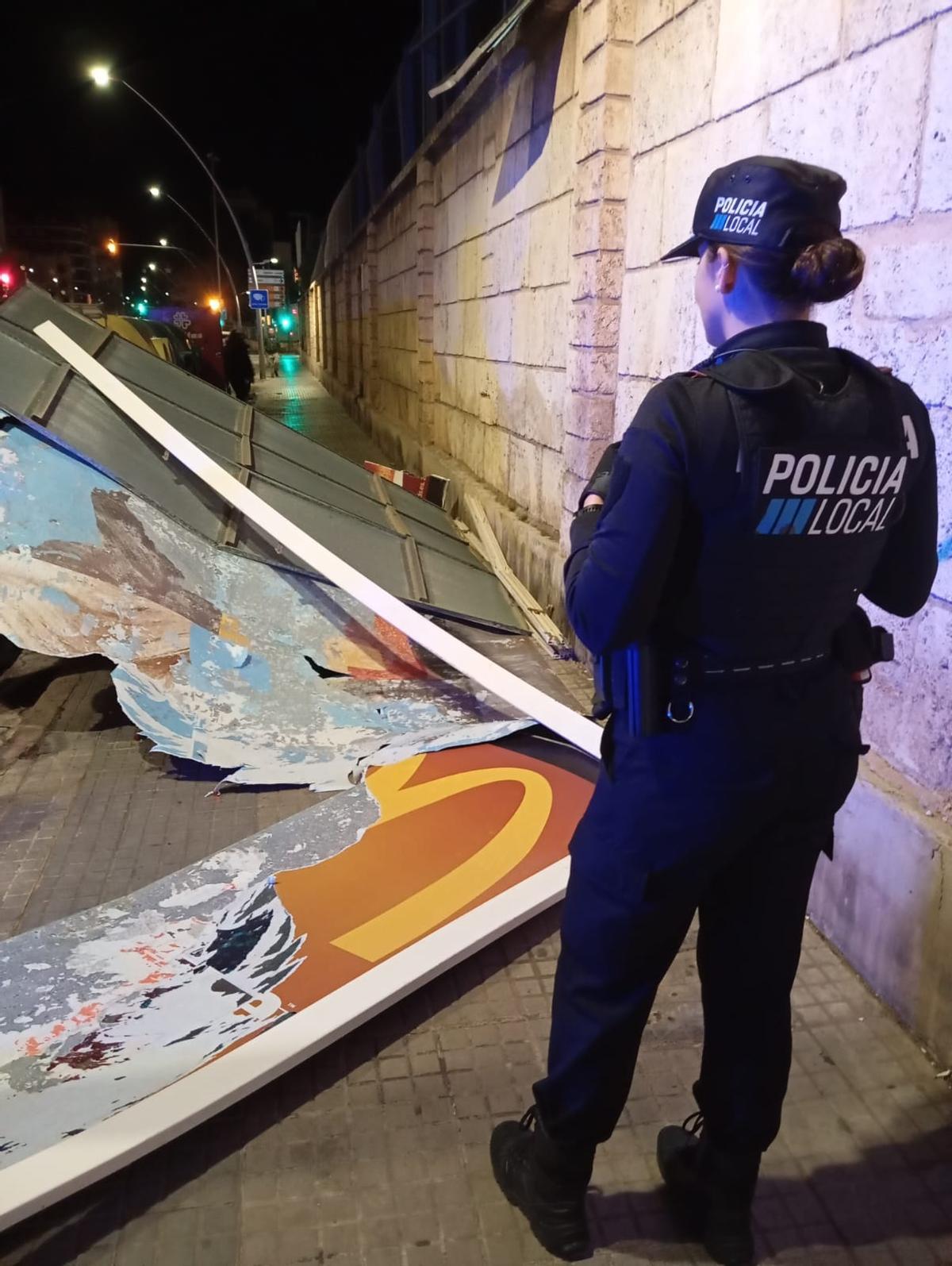 Un gran cartel publicitario ha caído sobre la acera en la calle General Riera.