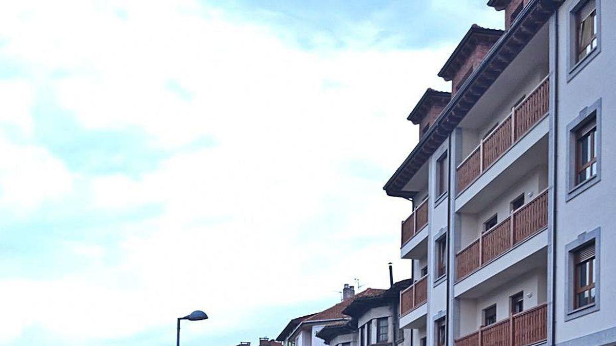 Las nuevas plazas de pago a la vera del río Güeña.