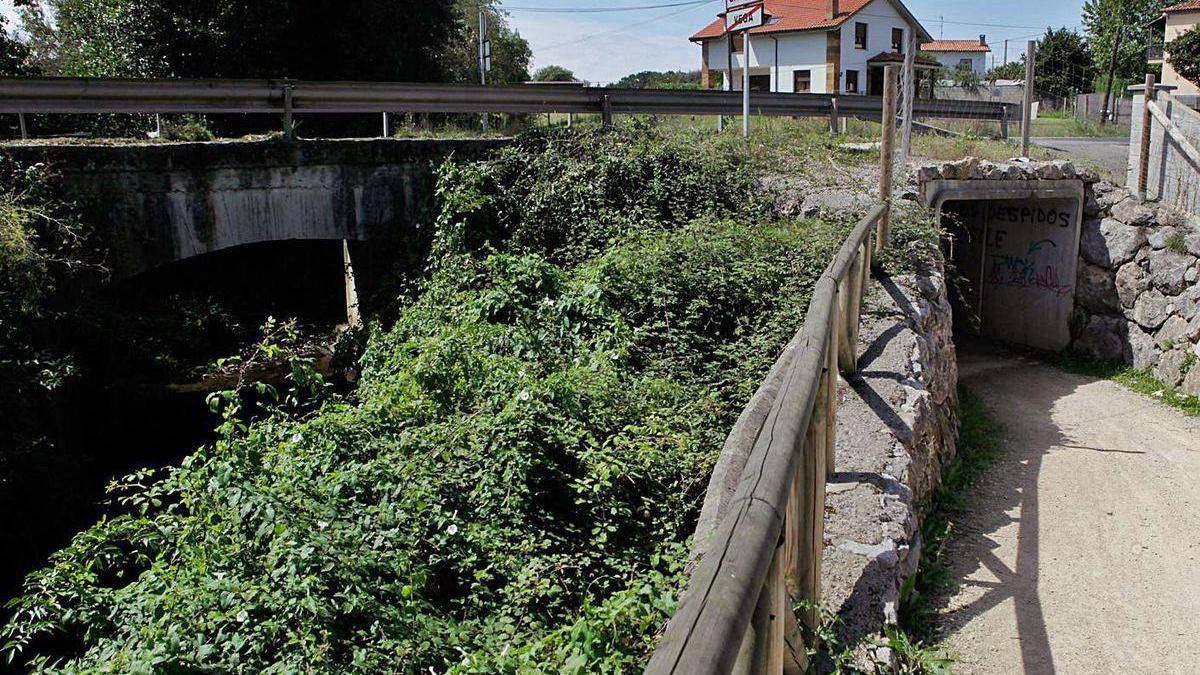 El río Piles a su paso por el límite entre las parroquias de Granda y Vega.