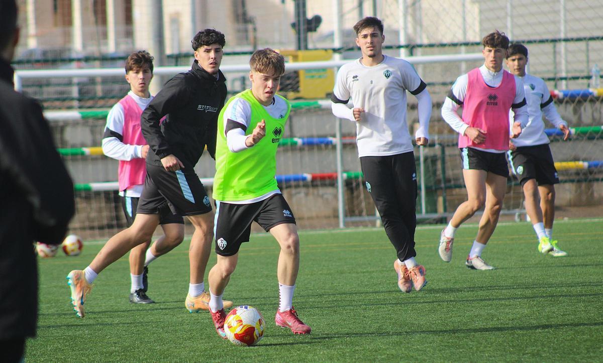 El filial albinegro recibe a uno de los equipos más potentes del grupo.