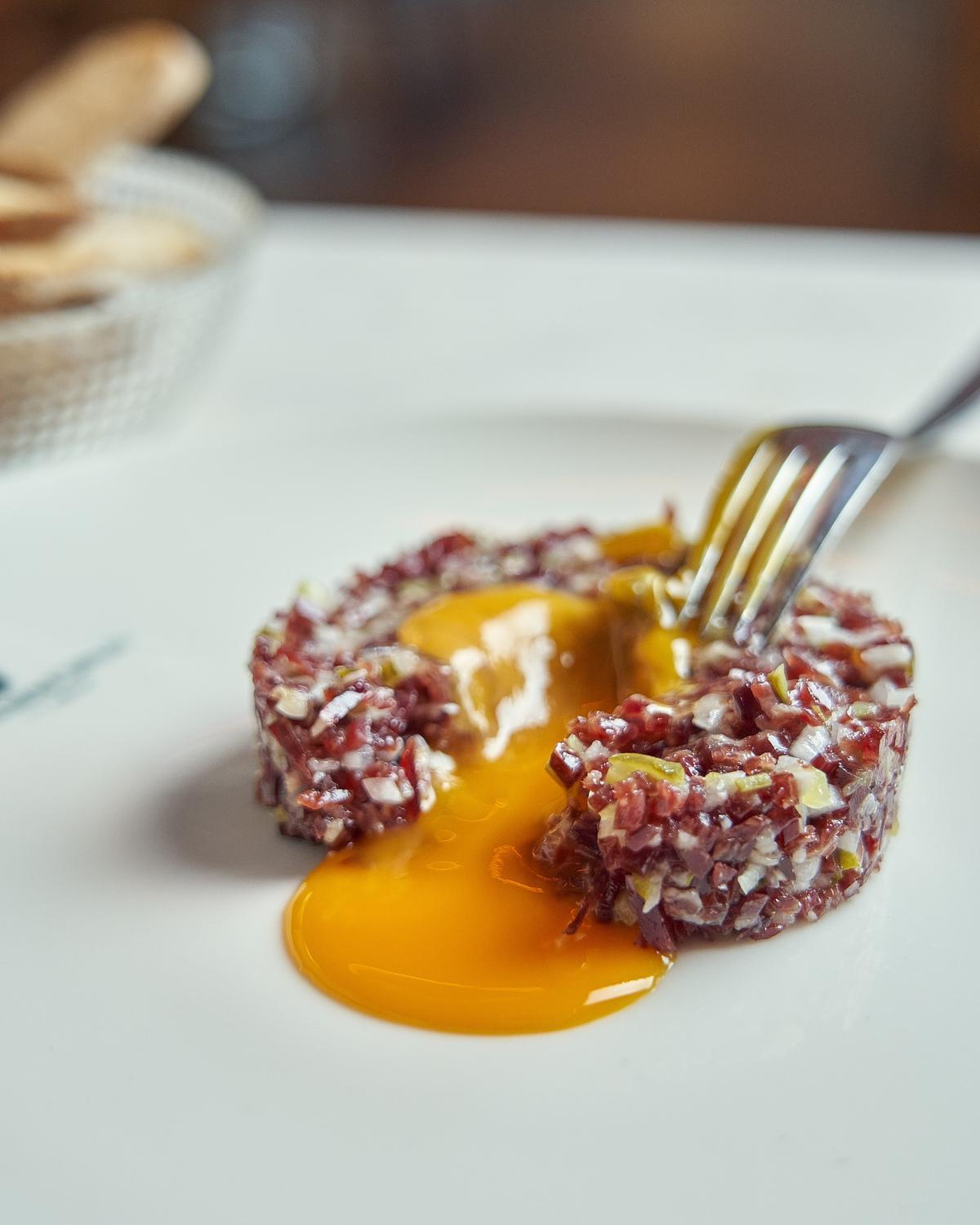 Tartar de jarrete de jamón, mostaza helada y yema de corral