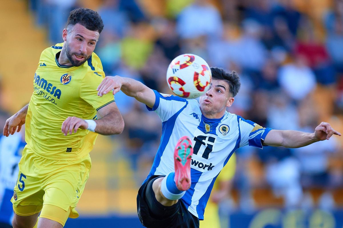 Nico Espinosa intenta controlar un balón ante la presencia del defensor Joseda.