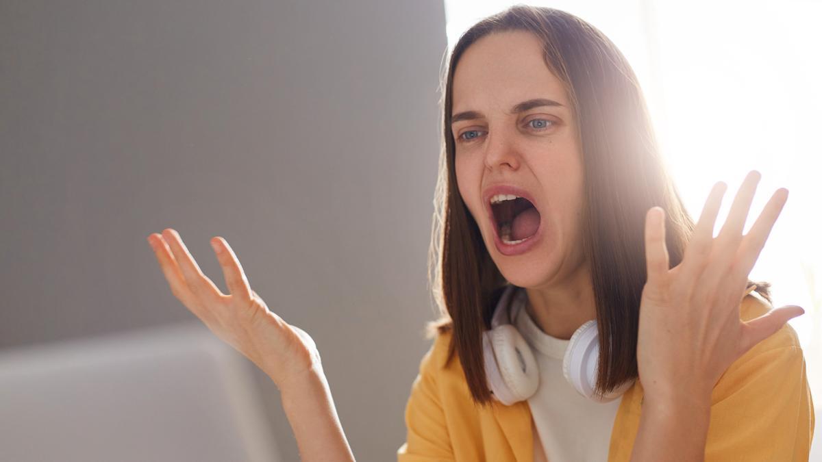 Una adolescente gritando en casa