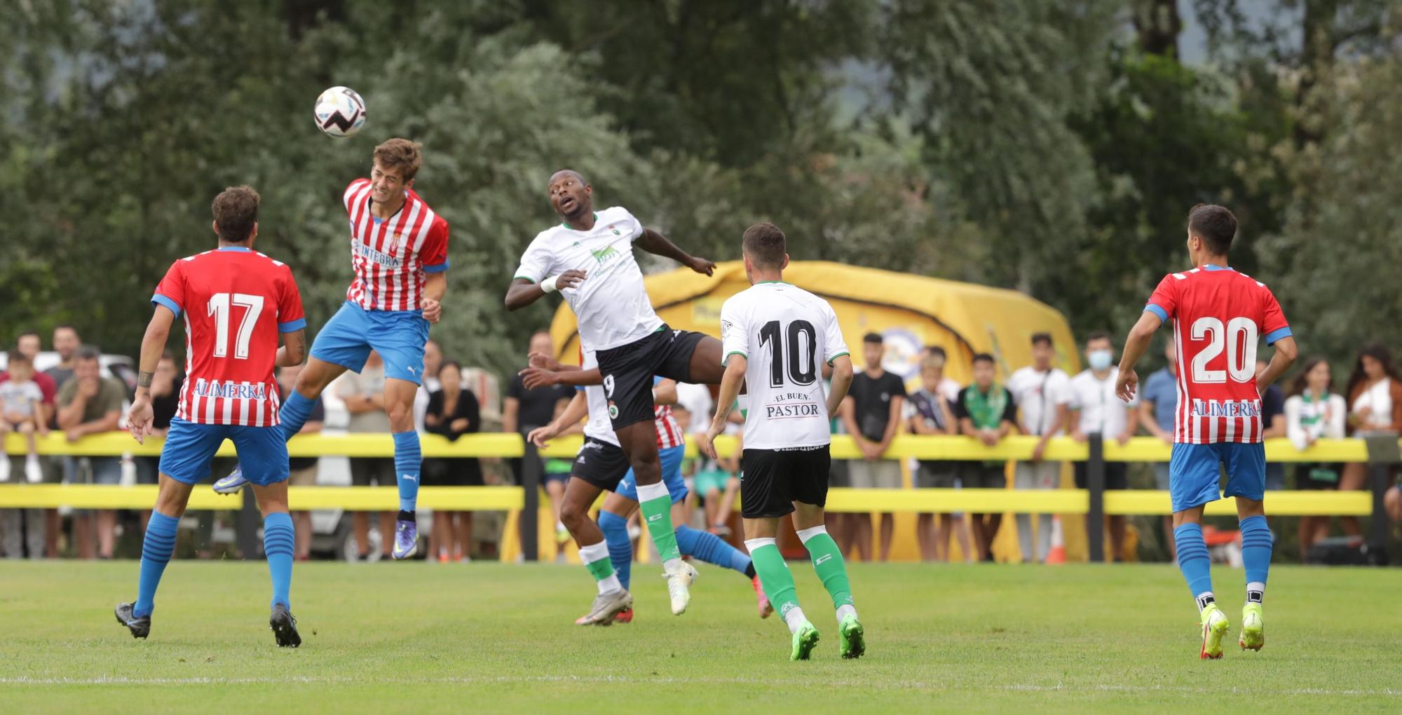 En imágenes: El Sporting vence por 1-0 frente al Racing de Santander en un partido amistoso