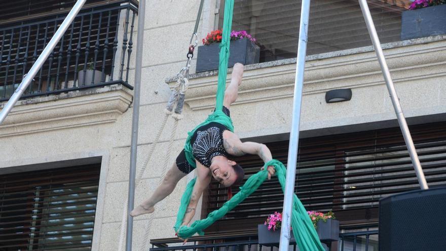 La trapecista Sue Moreno en la Mostra de Teatro de Cangas