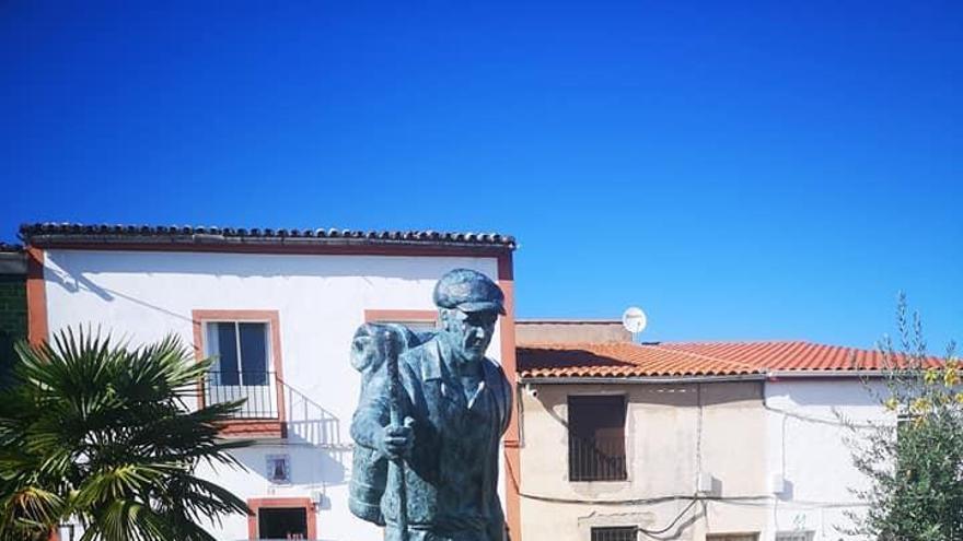 Rinden homenaje con una estatua a los contrabandistas en La Codosera