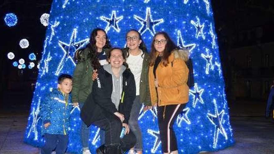 Un grupo posa ante el árbol navideño de Ponte Caldelas. // FdV