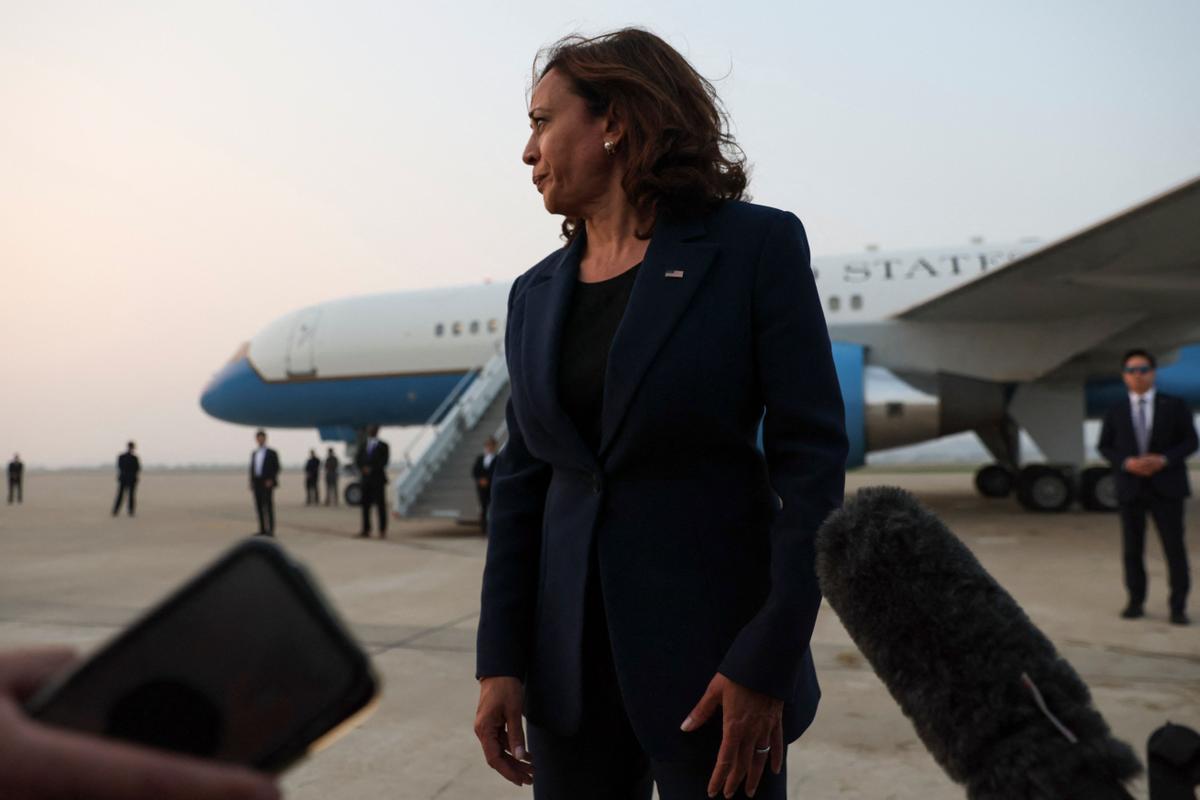 La vicepresidenta de EE. UU., Kamala Harris, se encuentra en un puesto de observación militar mientras visita la zona desmilitarizada (DMZ) que separa Corea del Norte y Corea del Sur, en Panmunjom el 29 de septiembre de 2022