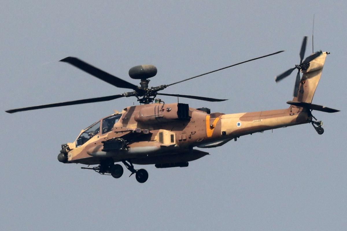 Un helicóptero de ataque militar israelí AH-64 Apache sobrevuela Ashkelon