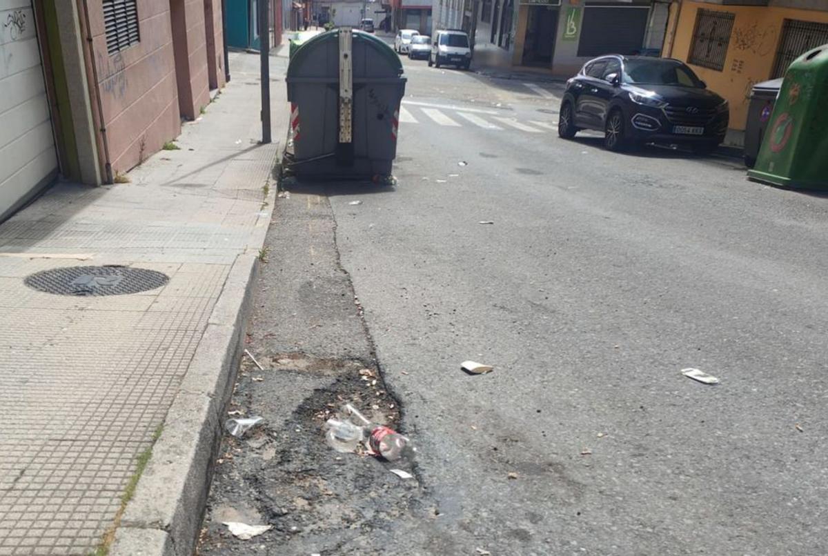 Plásticos y vasos en la Rúa Redondela. |   // FDV