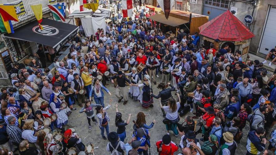 Cientos de asistentes disfrutan de la Brincadeira, el año pasado // R. Grobas