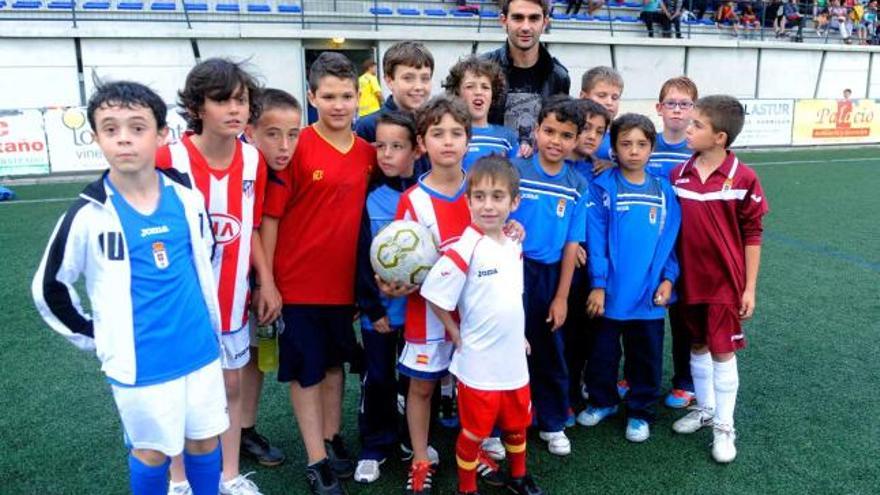 Adrián, con algunos de los niños participantes en el Memorial «José Ramón Iglesias», organizado por el Covadonga.