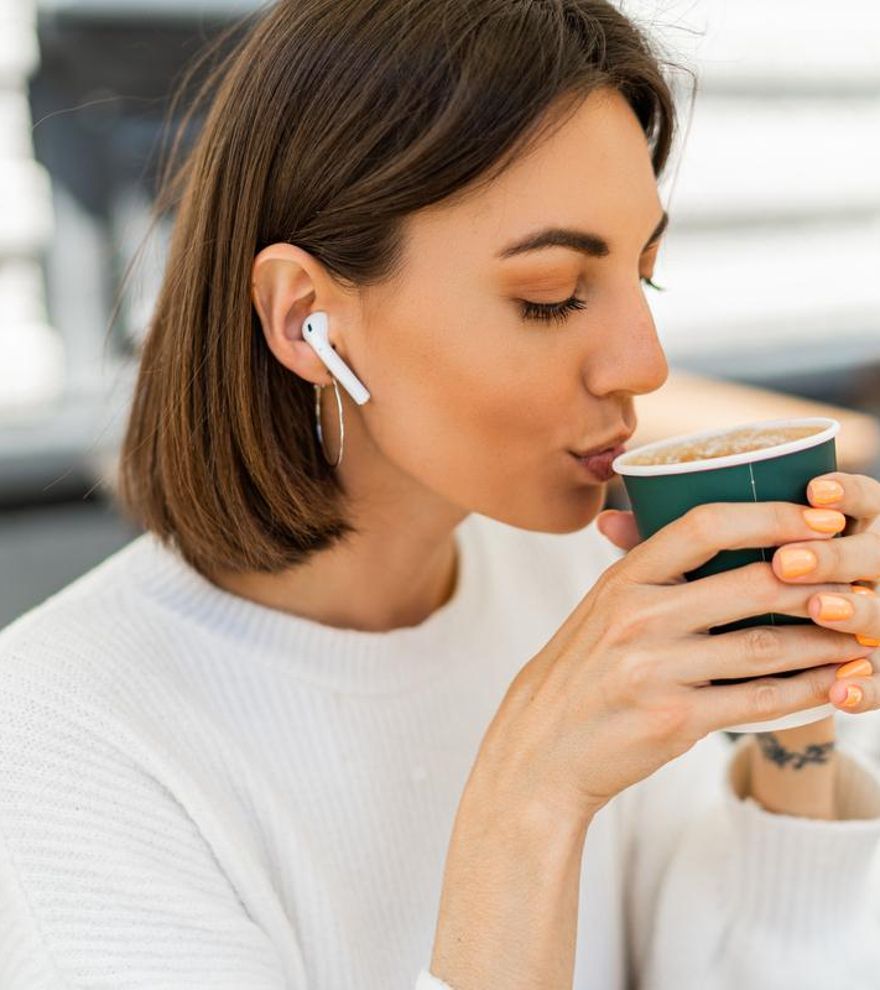 ¿Qué alimentos manchan los dientes y cuáles ayudan a blanquearlos de forma natural?